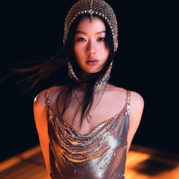 易云达 单依纯在《歌手2025》突然换歌改唱《梦一场》，还幽默回应了所谓＂常石磊化＂的争议！