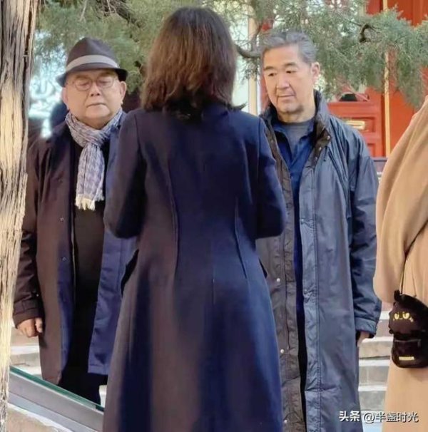 财聚配资 70岁张国立和76岁王刚在北京被偶遇，俩人老了好多，同框好温馨啊